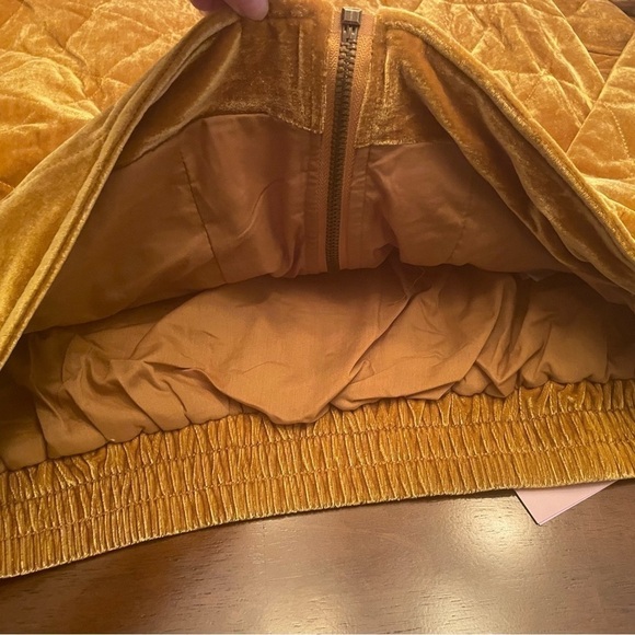 Avec LES FILLES Quilted Velvet Zip Jacket In Mustard - Picture 14 of 15